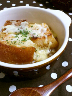 A picture of Onion Gratin Soup with Sandwich Bread.