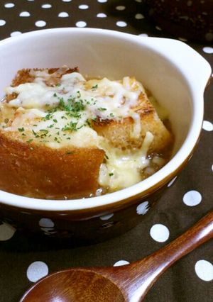 A picture of Onion Gratin Soup with Sandwich Bread.