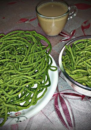પાલક સેવ (Palak Sev Recipe In Gujarati) રેસીપી મુખ્ય ફોટો