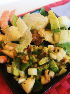 Una foto de Ensalada con manzana y nueces