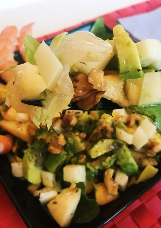 Una foto de Ensalada con manzana y nueces