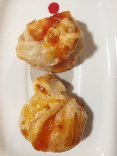 Una foto de Saquitos hojaldre rellenos de camembert-mermelada de pimiento