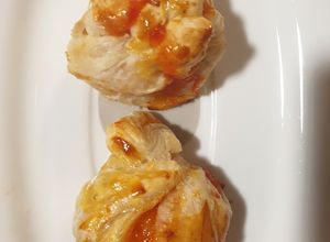 Foto principal de Saquitos hojaldre rellenos de camembert-mermelada de pimiento