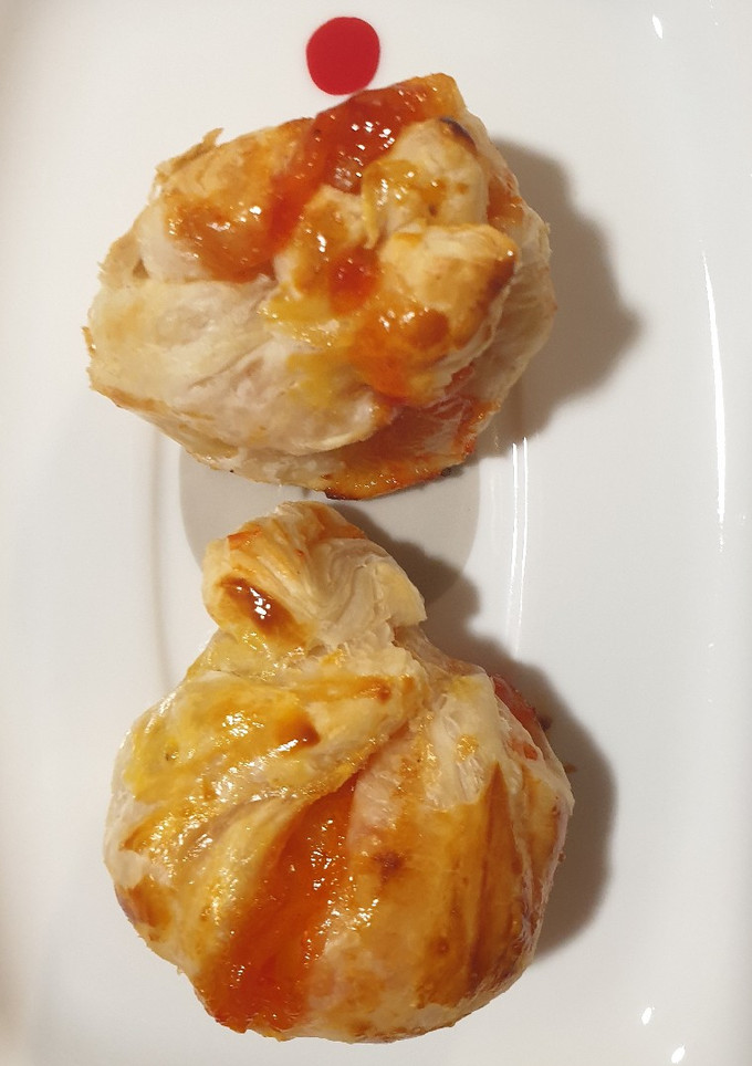 Una foto de Saquitos hojaldre rellenos de camembert-mermelada de pimiento