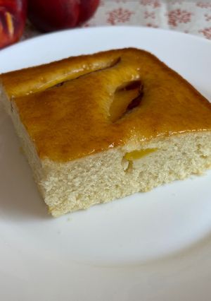 Una foto de Coca d’oli amb nectarina 🍑
