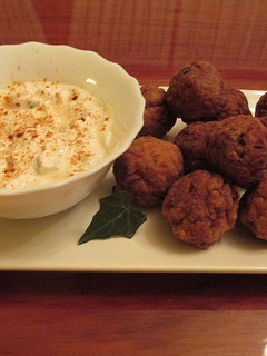 Una foto de Albóndigas de pavo con salsa de yogur griego al eneldo- fácil
