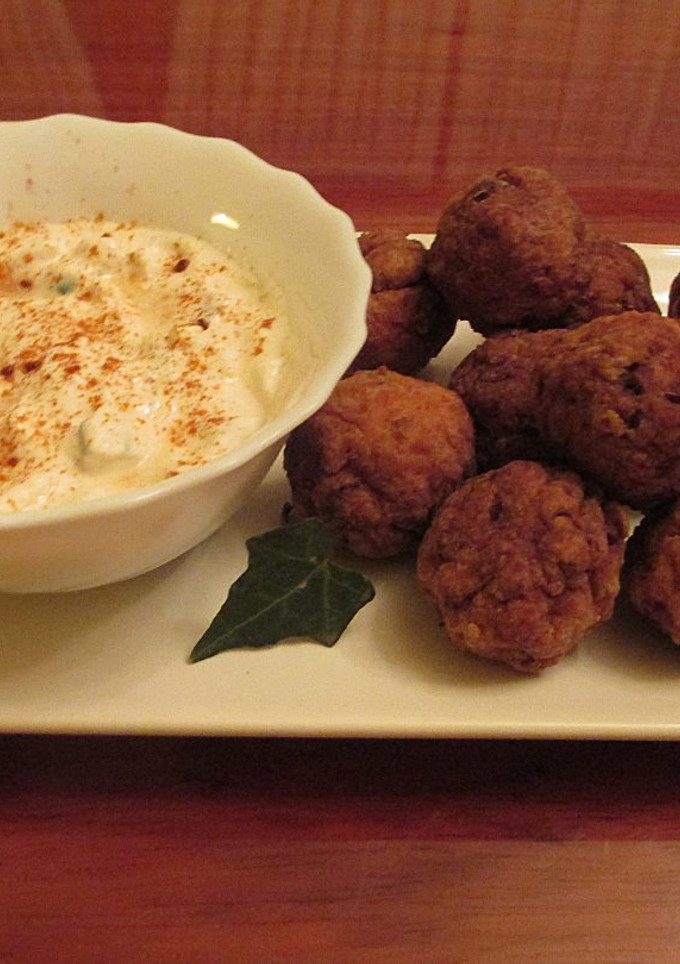 Una foto de Albóndigas de pavo con salsa de yogur griego al eneldo- fácil