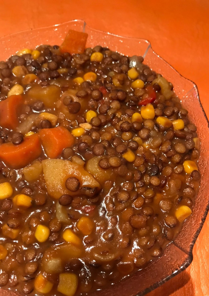 Una foto de Guiso de lentejas vegetariano