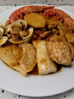 Una foto de Guiso de pescado, marisco y moluscos