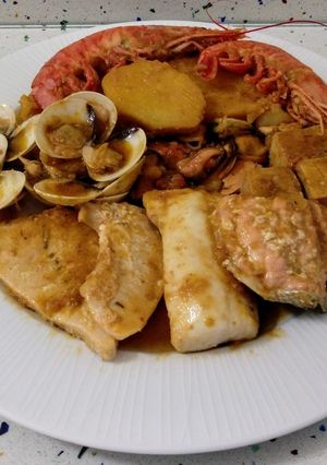 Una foto de Guiso de pescado, marisco y moluscos