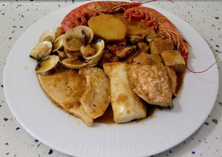Guiso de pescado, marisco y moluscos