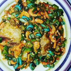 A picture of Okro with periwrinkle.