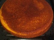 Una foto de bizcochuelo con caramelo