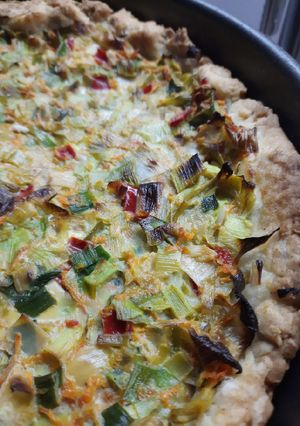 Una foto de Tarta de puerros y zanahorias con masa casera
