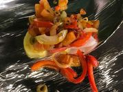 Una foto de aceitunas con pimiento