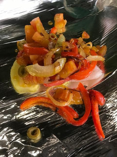 Una foto de PESCADO 🐟 EMPAPELADO CON PIMIENTOS