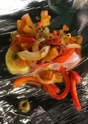 Una foto de PESCADO 🐟 EMPAPELADO CON PIMIENTOS