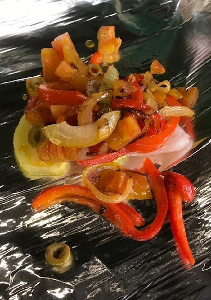 Una foto de PESCADO 🐟 EMPAPELADO CON PIMIENTOS