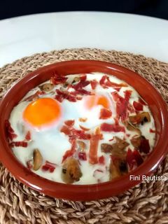 Una foto de Champiñones en salsa con huevo