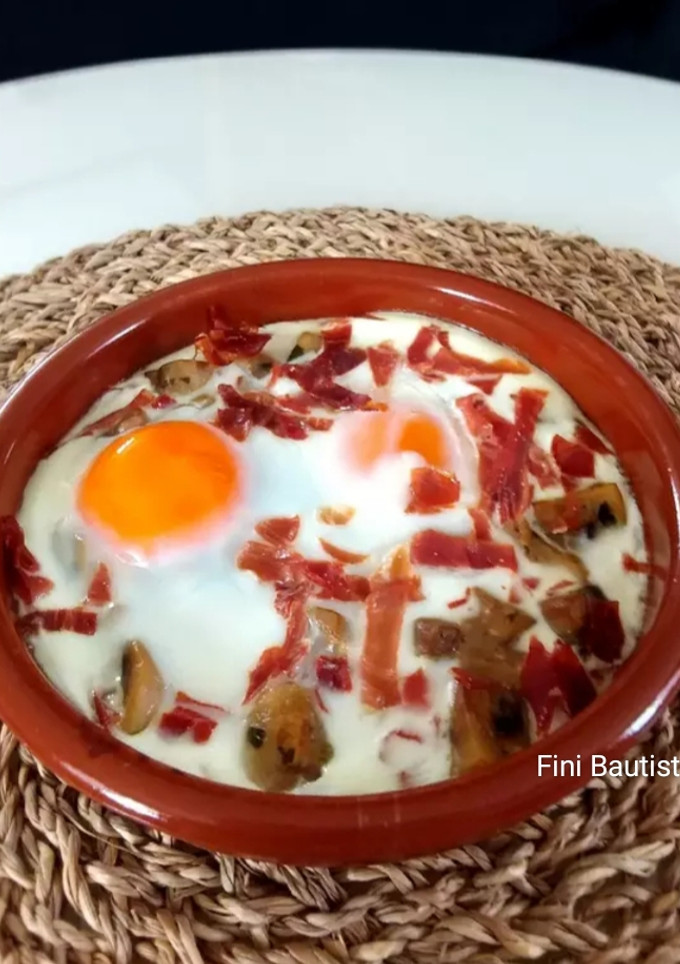 Una foto de Champiñones en salsa con huevo