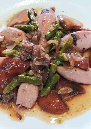 Una foto de Chipirones encebollados con rovellons y espárragos trigueros