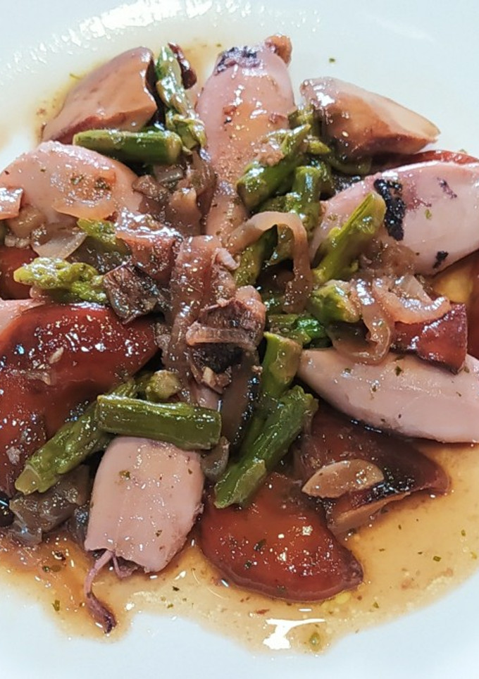 Una foto de Chipirones encebollados con rovellons y espárragos trigueros