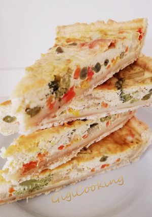 Une photo de Tarte salée aux légumes et aux épices avec pâte brisée aux graines de sésame dorées