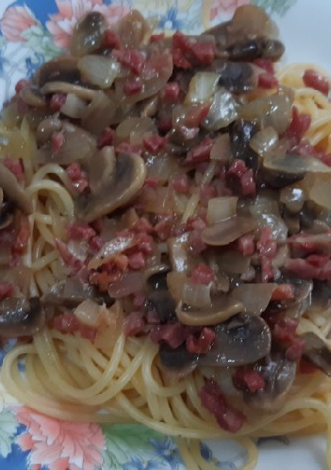 Una foto de Espaguetis con champiñones y jamón