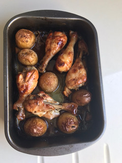 Una foto de Muslos de pollo al vino