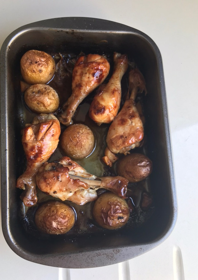 Una foto de Muslos de pollo al vino