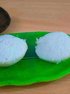 ઈડલી (Idli Recipe In Gujarati) રેસીપી મુખ્ય ફોટો