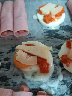Una foto de Canelones de jamón york y huevos al horno
