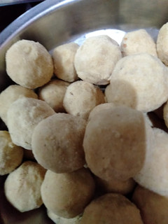 பாசிப்பருப்பு உருண்டை (Paasi paruppu urundai recipe in tamil) செய்முறை முக்கிய புகைப்படம்