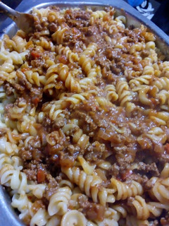Una foto de Fideos tirabuzón con salsa bolognesa