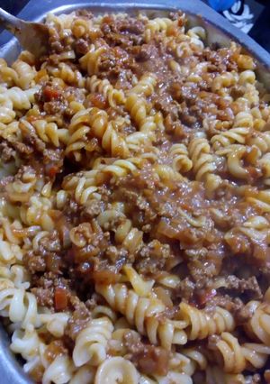 Una foto de Fideos tirabuzón con salsa bolognesa