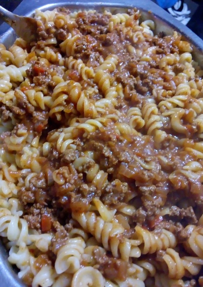 Una foto de Fideos tirabuzón con salsa bolognesa