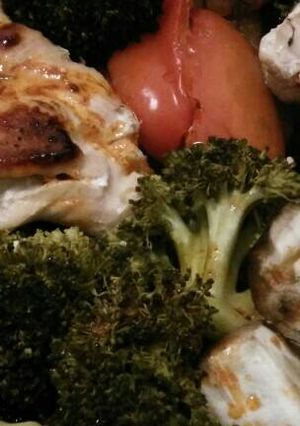 Una foto de Pechuguitas al horno con verduras