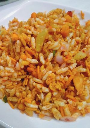 A picture of Murmura chaat.