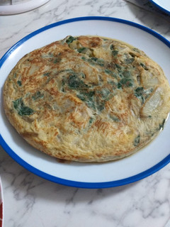 Una foto de Tortilla de patatas, espinacas, calabacín y cebolla al microondas