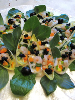 Una foto de Endivias rellenas con gambas y caviar
