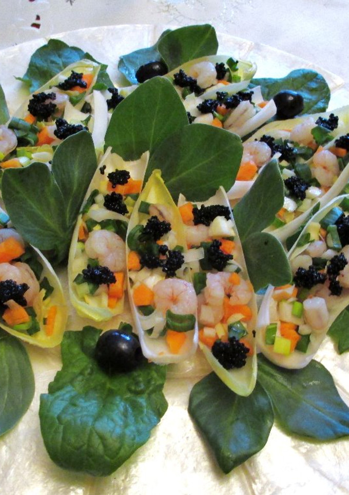 Una foto de Endivias rellenas con gambas y caviar