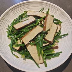 A picture of Chives with Dried Tofu.