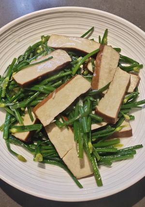 A picture of Chives with Dried Tofu.