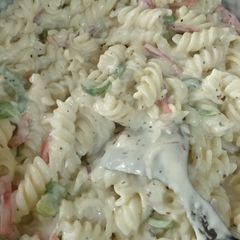 A picture of White sauce pasta.