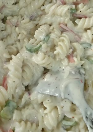 A picture of White sauce pasta.