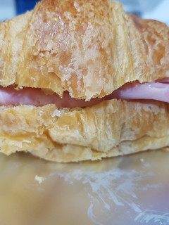 Una foto de Croasanes de JamónCocido/Chopped y Queso al horno!!🥐