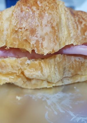 Una foto de Croasanes de JamónCocido/Chopped y Queso al horno!!🥐