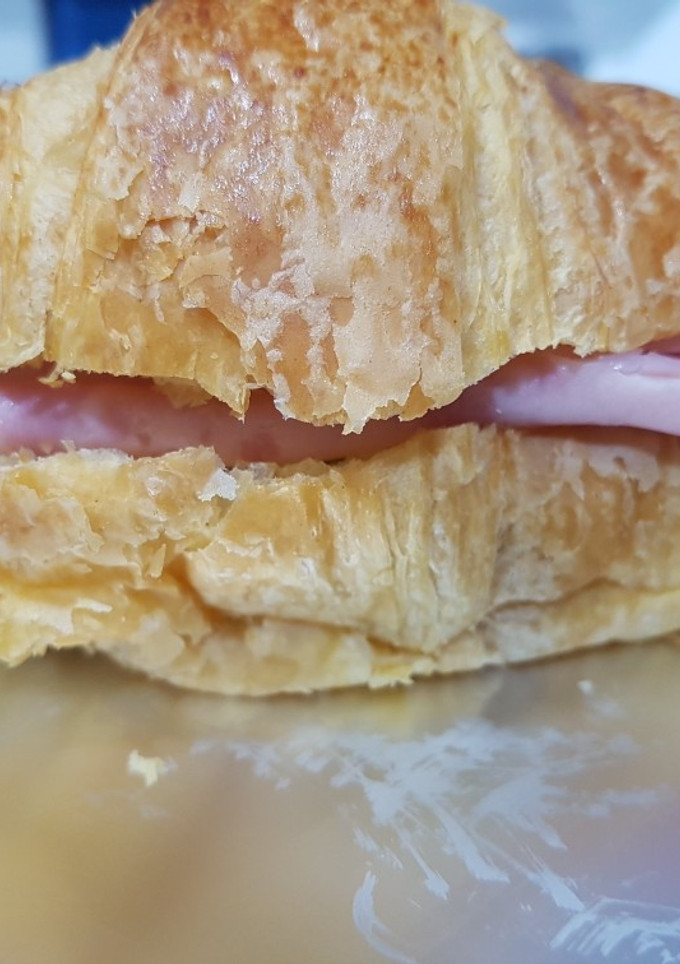 Una foto de Croasanes de JamónCocido/Chopped y Queso al horno!!🥐