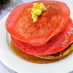 A picture of Fluffy Strawberry Pancakes.