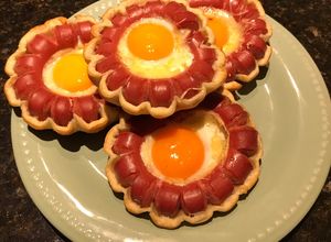 Una foto de Canastas de salchichas alemanas con queso y huevo